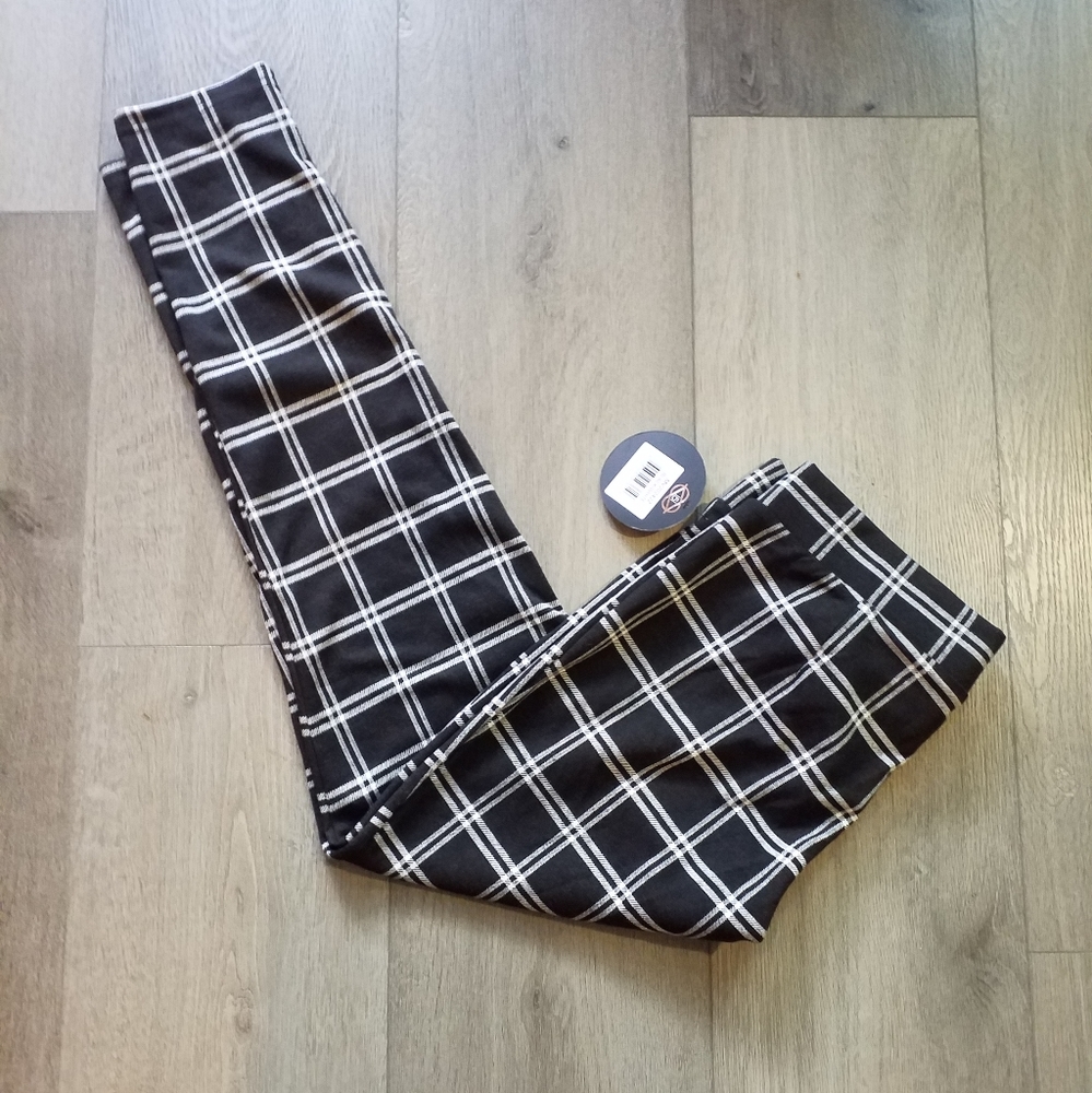 NWT women's black and white stretch skinny pants size large.